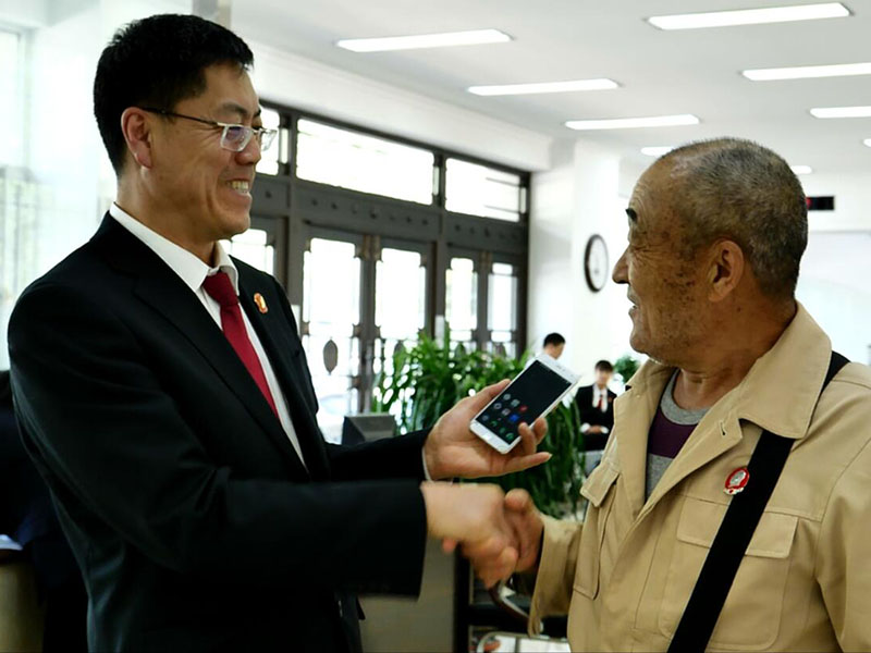 夏明宇在訴訟服務大廳耐心接待當事人