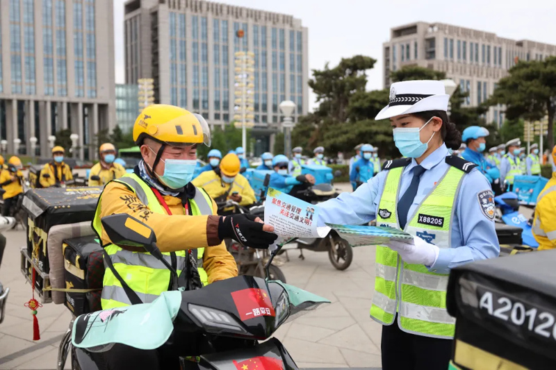 活動現場發(fā)放“一盔一帶”宣傳單