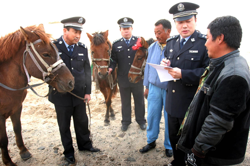2009年10月，所長張展（右二）在出警現(xiàn)場。