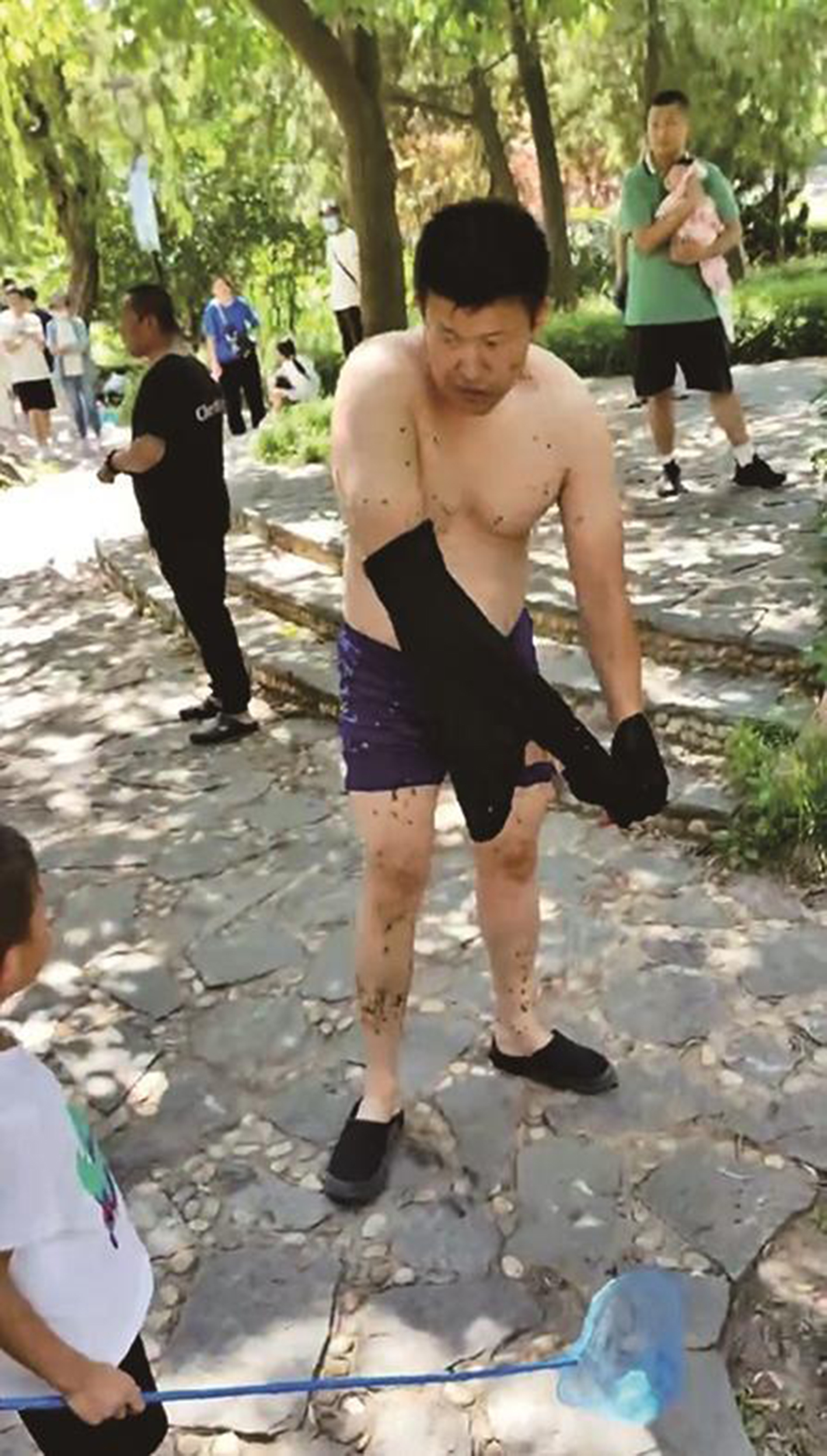 男子將大娘救出后，沒留下姓名就離開了。
