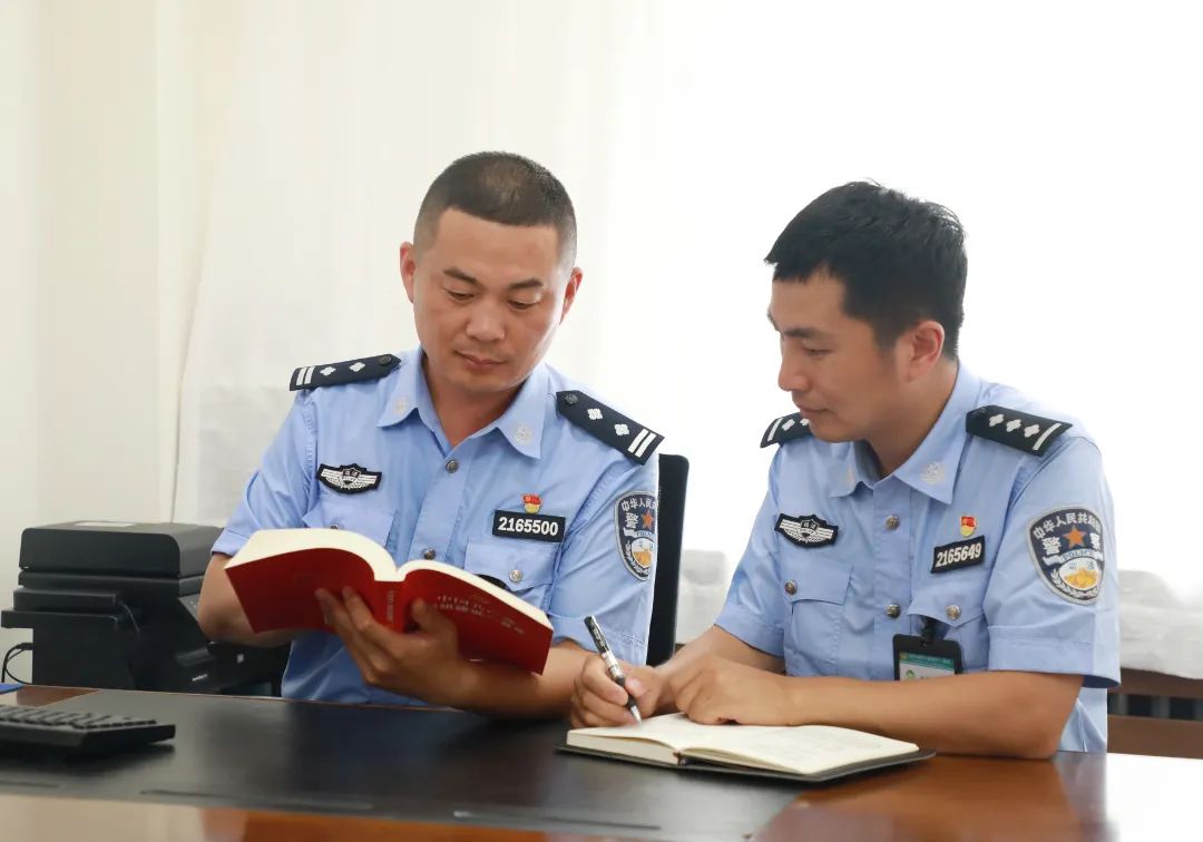 邢少華（左）與青年民警一起學習