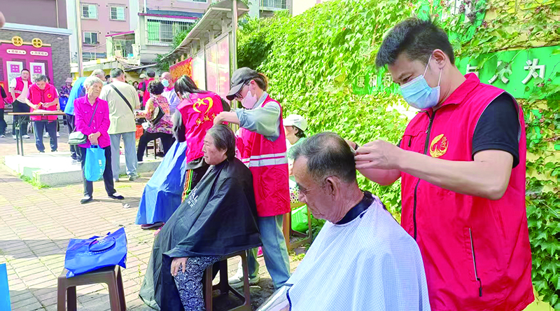 鳳城市鳳凰城街道魁星社區(qū)“紅色”志愿服務(wù)隊(duì)開展志愿服務(wù)1