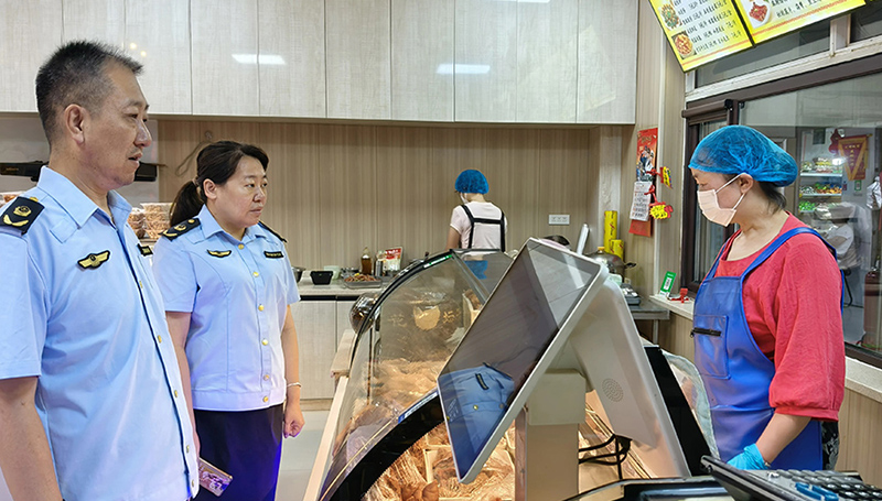 執法人員檢查轄區熟肉經營戶