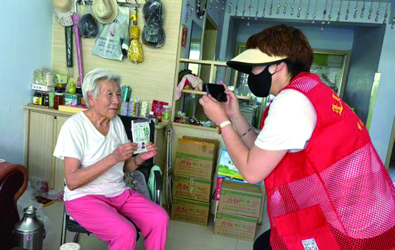 蓬萊社區網格員上門為居民楊奶奶辦理業務