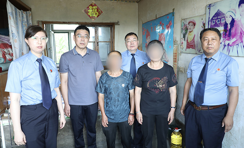 李圣軒（左二）、武秋生（左四）一行到看望劉某夫婦