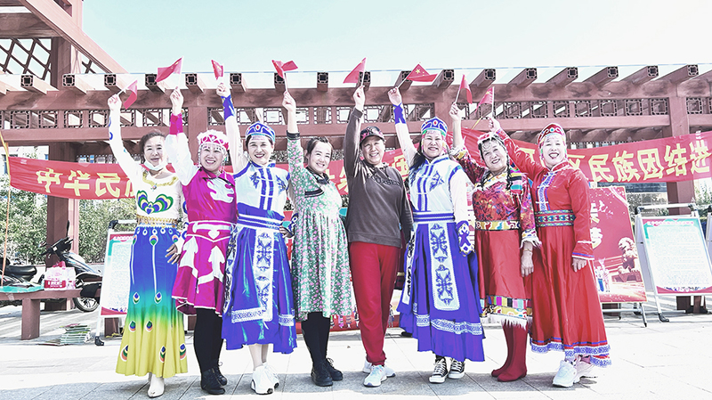 頭題圖，變電所社區居民自發組織開展文藝匯演