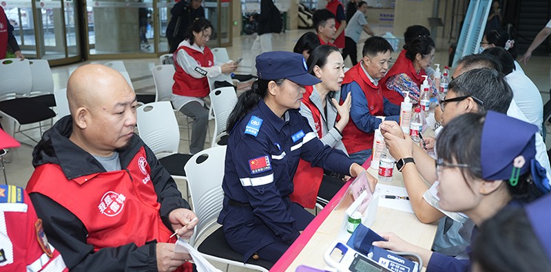 醫(yī)療專家為志愿者進(jìn)行公益義診111