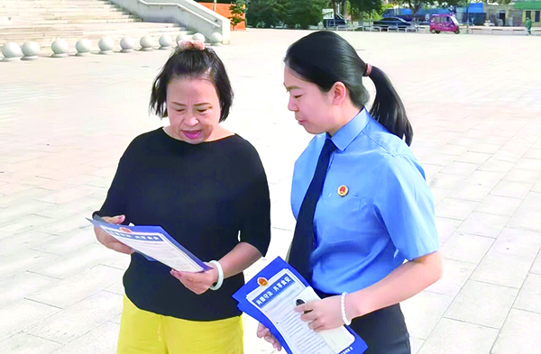 耐心細致解答群眾問題