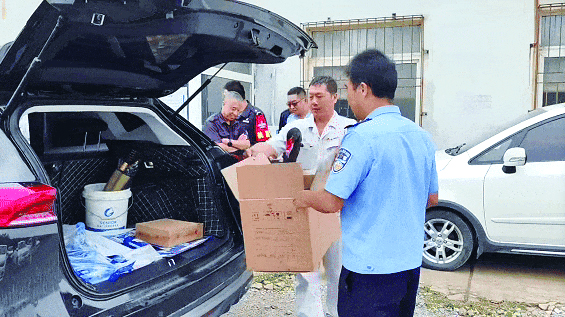 二題圖,民警開車送黑天鵝去動物園(視頻截圖)