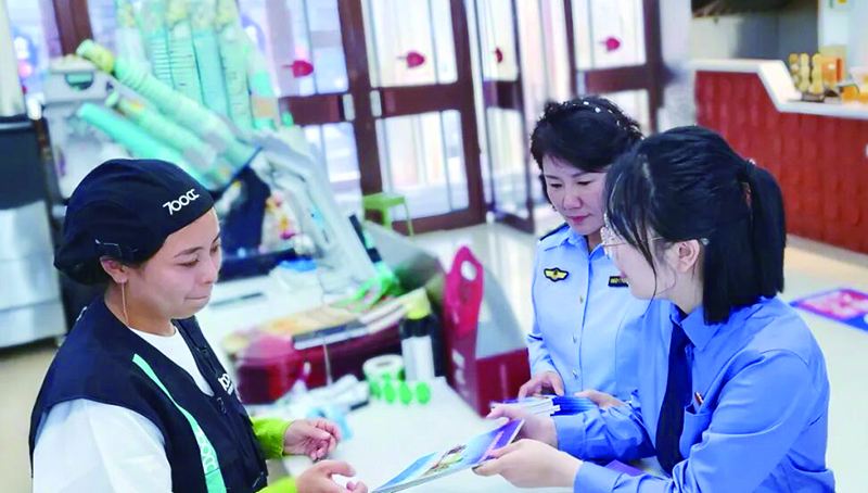 檢察官現(xiàn)場發(fā)放普法宣傳材料