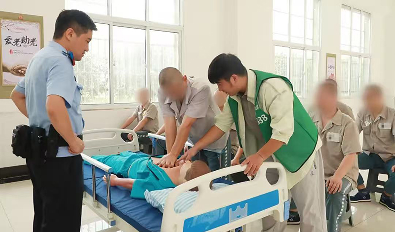 二題圖，營口監獄罪犯進行急救技能實操。