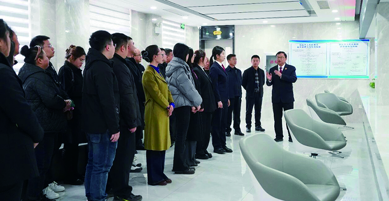 政法委員參觀服務大廳