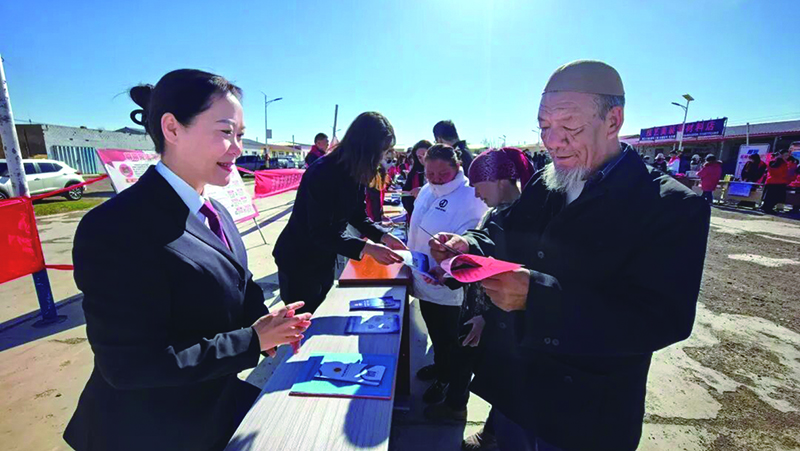 周虹（左一）與當(dāng)?shù)貦z察干警開展普法宣傳