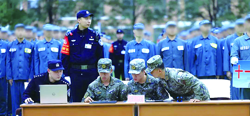 二題圖，駐監武警戰士擔任評委進行綜合評分。