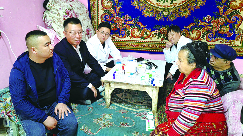 原飛（左二）等人慰問少數民族貧困老人吾大叔